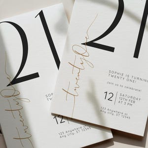 Puede incluir: Dos elegantes tarjetas de invitación con un diseño minimalista. Las tarjetas presentan un gran "21" negro y las palabras "Twenty One" en escritura dorada. El texto incluye los detalles del evento: "¡Sophie cumple veintiún años!" y la fecha y hora.