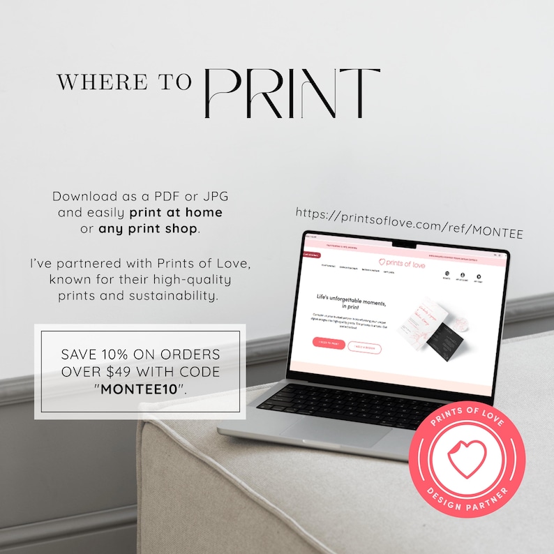 Puede incluir: Un port&aacute;til muestra el sitio web de Prints of Love con el texto WHERE TO PRINT, instrucciones para descargar como PDF o JPG, una URL y el c&oacute;digo de descuento MONTEE10 para un 10% de ahorro en pedidos superiores a $49. Un sello rosa dice PRINTS OF LOVE DESIGN PARTNER.