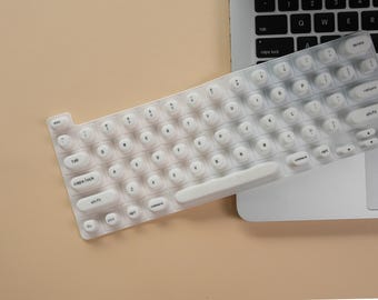 Tastaturabdeckung aus wolkenweißem Silikon für lange Nägel | Kompatibel mit MacBook/iPad | Spülmaschinenfest | Nagelschonendes Tippen | Personalisiertes Geschenk