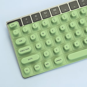 Moosgrüne Silikon-Tastaturabdeckung | Fingernägelfreundlich | MacBook-kompatibel | Spülmaschinenfest | Personalisierte Geschenkidee mit Namen | Inklusive Aufbewahrungsbeutel