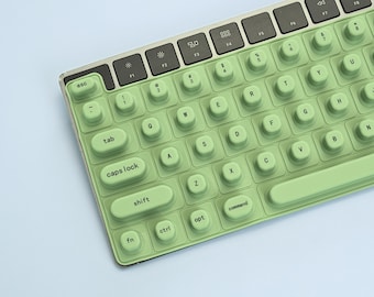 Moosgrüne Silikon-Tastaturabdeckung | Fingernägelfreundlich | MacBook-kompatibel | Spülmaschinenfest | Personalisierte Geschenkidee mit Namen | Inklusive Aufbewahrungsbeutel