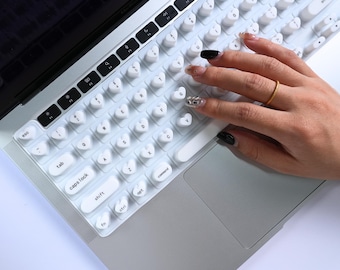 Tastaturabdeckung aus wolkenweißem Silikon für lange Nägel | Herzförmig | Kompatibel mit MacBook/iPad | Nagelschonendes Tippen | Personalisierbares Geschenk