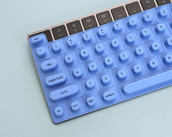 Silikon-Tastaturabdeckung in Kornblumenblau für lange Nägel | Kompatibel mit MacBook/iPad | Spülmaschinenfest | Personalisiertes Geschenk mit Namen | Inklusive Aufbewahrungsbeutel