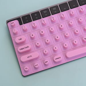 Protection clavier rose Aurora pour ongles longs | Conception antidérapante | Compatible avec Apple Magic Keyboard/MacBook | Accessoire indispensable pour les passionnées de manucure | Pochette de rangement incluse