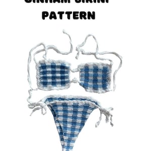 Puede incluir: Un top y una parte inferior de bikini de crochet gingham azul y blanco. El top del bikini tiene un estilo halter con un lazo en la parte posterior del cuello. La parte inferior del bikini tiene una pierna de corte alto y un lazo a cada lado.
