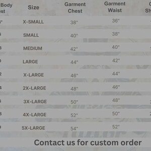 Op de afbeelding: Een maattabel voor kleding, met afmetingen in inches. De tabel bevat maten van X-Small tot 5X-Large, met bijbehorende borst-, taille- en schoudermaten. De tekst "Neem contact met ons op voor een bestelling op maat" staat onderaan.