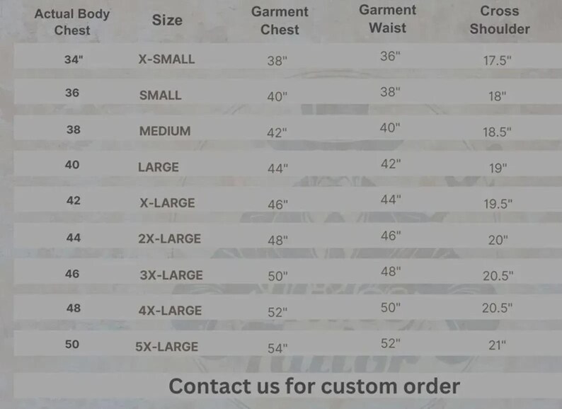 Op de afbeelding: Een maattabel voor kleding, met afmetingen in inches. De tabel bevat maten van X-Small tot 5X-Large, met bijbehorende borst-, taille- en schoudermaten. De tekst "Neem contact met ons op voor een bestelling op maat" staat onderaan.