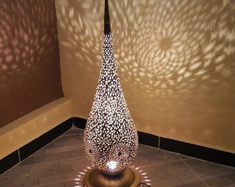 Schlanke marokkanische Tropfenlampe, handgefertigte Stehleuchte aus Messing, eleganter Boho-Akzent & filigrane Schattenlaterne