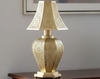 Majestätische marokkanische Tischlampe | Große sechseckige Messingleuchte | Große handgemeißelte Laterne | Luxuriöse Statement-Lampe | Verzierter Schattenwerfer