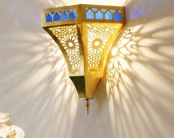 Marokkanische Wandleuchte mit blauem Glas, Messing-Schattenlampe, Boho-Wandleuchte fürs Wohnzimmer, handgefertigte maurische Dekoration