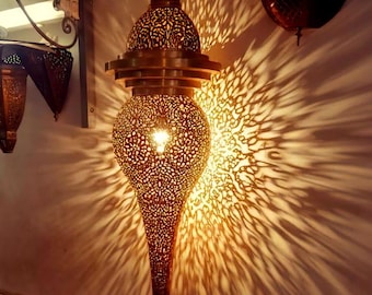 Der Kasbah Starfall: Eine große marokkanische Wandleuchte, ein auffälliges Messinglicht mit dramatischem Sternenschatten