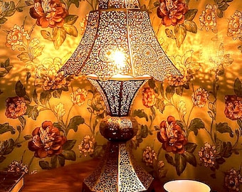 Das Fes-Minarett: Verzierte marokkanische Messing-Tischlampe, kunsthandwerkliches Filigranlicht mit 360-Grad-Schattenwurf, verzierte Messing-Tischlampe