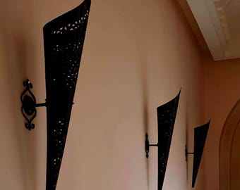 Die Kasbah-Fackel: Eine große, moderne marokkanische Wandleuchte, mattschwarzes, handdurchbrochenes Metall, auffällige Flurbeleuchtung