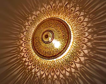Marokkanische Wandleuchte, Meisterwerk, handgesägte filigrane Wandkunst aus Messing, runde Kunsthandwerkerlampe mit Schattenhalo
