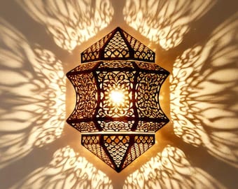 Die Wandlaterne des Alchemisten: Marokkanische Schattenwurf-Wandleuchte, antikes Messingfiligran, Statement-Flurleuchte