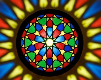 The Celestial Bloom Sconce, Marokkanische Glasmalerei Wandleuchte, Bunte Blumenlichtprojektion, Boho Dekor