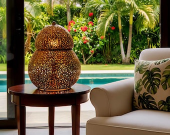 Die Mogador Serenity: Eine große marokkanische Messing-Tischlampe mit filigraner Verzierung und 360-Grad-Schattenwurf