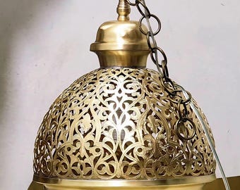 Die Lixus Harbor Light: Eine marokkanische Messing-Kuppel-Hängeleuchte mit Arabesken-Filigran und gemütlichem Schattenwurf