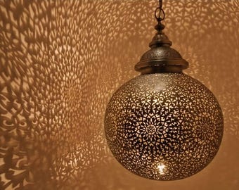 Kugelleuchte aus Messing, handgesägte marokkanische Laterne, nachhaltiges Wohndekor, Kugelanhänger aus Bronze und Silber