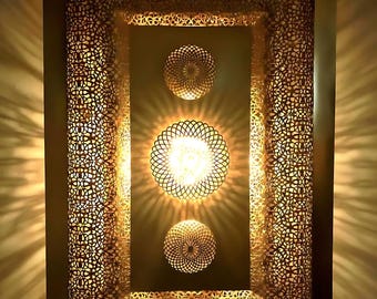 Das Triptychon des Lichts: Eine große marokkanische Wandskulptur, beleuchtetes Messing-Kunstpaneel für luxuriöse Innenräume