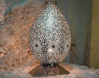 Filigrane marokkanische Tischlampe | Handgeschliffene Metalllaterne | Dekoratives Akzentlicht | Böhmische Nachtlampe | Ethnische Beleuchtung | Lampe mit Schattenmuster