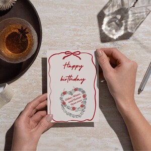 "Lustige Retro Geburtstagskarte für Sie - ""Older, Wiser, and Hotter"" - Freches Kuchen-Design - Geburtstagskarte für Frauen - Geschenk für die beste Freundin / Schwester."