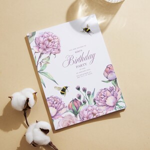 Modelo de convite de aniversário floral editável | Convite para festa com peônias e abelhas em aquarela | Cartão de aniversário com tema de jardim de primavera para impressão | Download digital