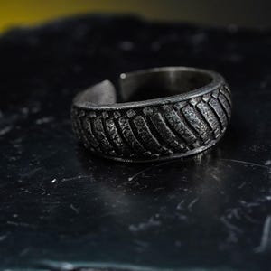 Anillo Ironeye Nightreign PREMIUM – Banda de guerrero de plata 950 hecha a mano – Joyería de fantasía inspirada en Elden, regalo para los fanáticos de la tradición de Limveld