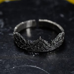 Anillo Reclusa del Reino Nocturno PREMIUM – Banda de Guerrero de Plata 950 Hecha a Mano – Joyería de Fantasía Inspirada en Elden, Regalo para Fanáticos de la Tradición de Limveld