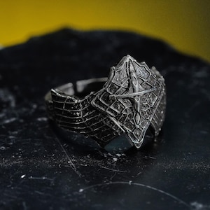 Anillo Duquesa Reinado Nocturno PREMIUM – Banda de Guerrero de Plata 950 Hecha a Mano – Joyería de Fantasía Inspirada en Elden, Regalo para Fanáticos de la Tradición de Limveld