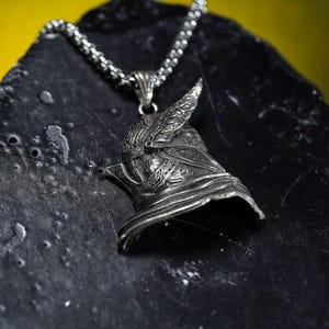 プレミアムアイアンアイ・ナイトレイン・エンブレムペンダント - ハンドメイド950シルバーヒーローネックレス - リムフェルト風ファンタジータリスマンジュエリーギフト