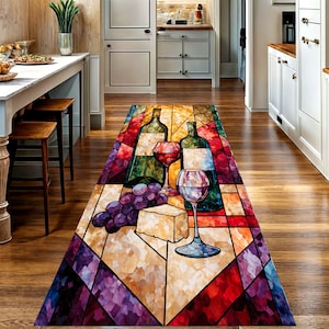 Könnte beinhalten: Ein rechteckiger Läufer mit einem Design im Stil von Buntglas. Das Muster zeigt zwei Weinflaschen, zwei Weingläser, eine Traube aus violetten Weintrauben und ein Stück Käse in leuchtenden Rot-, Gelb- und Violetttönen.