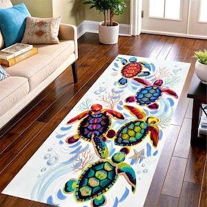 Puede incluir: Una alfombra rectangular blanca con un diseño vibrante de cinco tortugas marinas coloridas nadando entre agua azul, corales y burbujas. Las tortugas tienen caparazones y aletas brillantes y multicolores. También hay una estrella de mar.