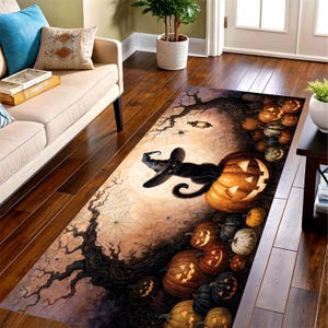 Puede incluir: Una alfombra rectangular con una ilustración de Halloween que muestra un gato negro con sombrero de bruja sentado sobre una calabaza brillante. El diseño incluye una luna llena grande, ramas de árboles desnudas, telarañas y calabazas.