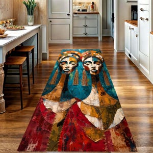 Peut inclure: Un tapis de couloir rectangulaire avec un motif abstrait représentant deux visages stylisés. Le tapis a un fond turquoise avec des accents orange, rouge et marron. Les visages ont des détails dorés et blancs, et de longues boucles d'oreilles pendantes.