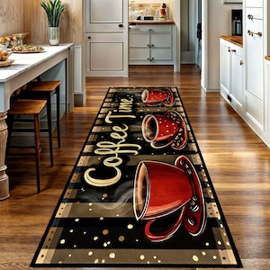 Peut inclure: Un tapis de couloir rectangulaire noir et or avec les mots "Coffee Time" en écriture cursive. Le tapis présente trois tasses à café rouges avec de la vapeur qui s'en échappe. Le tapis est posé sur un sol en bois.