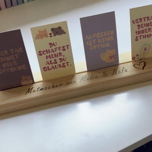 Personalisierter Holzaufsteller mit Affirmationskarten für Kinder zur Morgen- oder Abendroutine