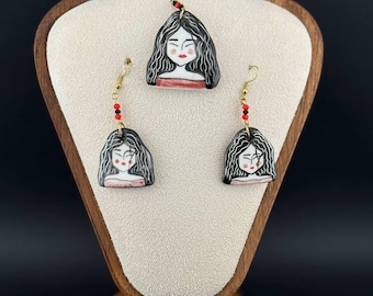 Conjunto de joyas con retrato de dama: collar y pendientes de cerámica hechos a mano