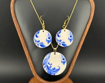 Conjunto de joyería de cerámica con florituras azules: collar y pendientes hechos a mano