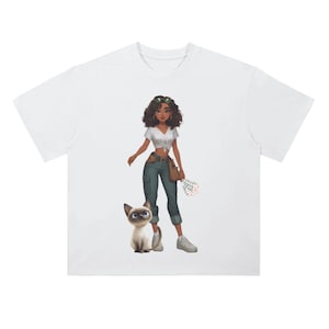 Jolie fille aux cheveux bouclés avec un chat - T-shirt graphique de bande dessinée fantaisiste - Chemise de style kawaii pour les amoureux des chats et les fans d'art