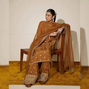 Farshi Shalwar Kameez Abito di seta pakistano Designer Abito ricamato Ultimo Punjabi Patiala Partywear Nikkah Mehendi Abito Etnico EId Outfit