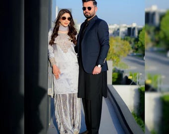 Broderad Farshi Salwar-kostym i siden | Pakistansk designerklänning | Bröllopskläder och festkläder för kvinnor