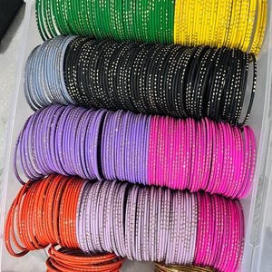 Indiase 36-delige veelkleurige neon churi armbanddoos, churi set / bruiloft retourgeschenken sieraden Paars