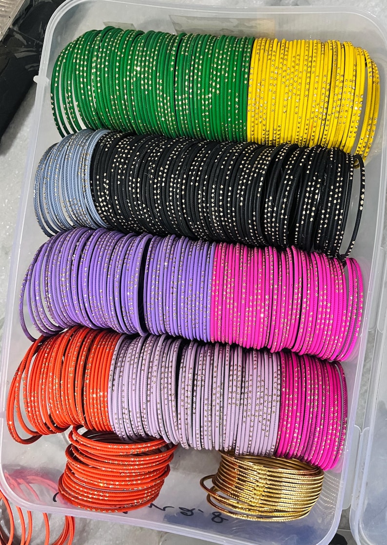 Indiase 36-delige veelkleurige neon churi armbanddoos, churi set / bruiloft retourgeschenken sieraden Paars