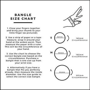 Op de afbeelding: Een zwart-wit armband maatkaart met illustraties en tekst. De kaart bevat instructies over hoe je een armband kunt meten, met maten S (52 mm diameter, 163 mm omtrek), M (58 mm diameter, 182 mm omtrek) en L (64 mm diameter, 201 mm omtrek).