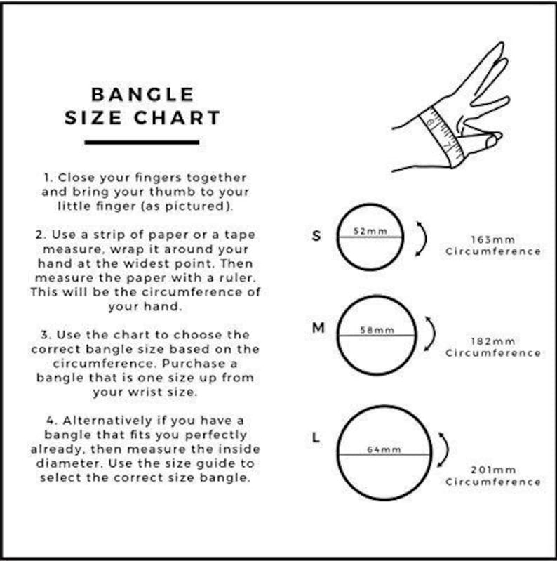 Op de afbeelding: Een zwart-wit armband maatkaart met illustraties en tekst. De kaart bevat instructies over hoe je een armband kunt meten, met maten S (52 mm diameter, 163 mm omtrek), M (58 mm diameter, 182 mm omtrek) en L (64 mm diameter, 201 mm omtrek).