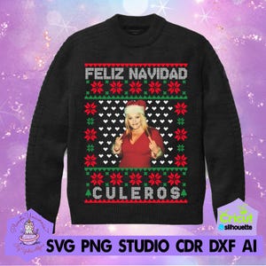 Puede incluir: Suéter navideño negro con el texto "FELIZ NAVIDAD" y "CULEROS" en blanco y verde. El suéter presenta un retrato de una mujer con gorro de Papá Noel y top rojo, con patrones de copos de nieve rojos y verdes.