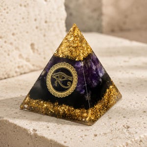 Orgonitpyramid Horus öga – Ametist & Guld – Energiskydd | Esoterisk dekoration 6CM