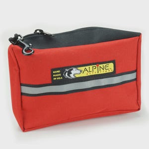 Könnte beinhalten: Rote und schwarze Reißverschlusstasche mit reflektierendem Streifen und schwarzem Karabinerhaken. Die Tasche hat ein Etikett mit der Aufschrift "ALPINE OUTFITTERS" und "HAND MADE IN USA" mit einem Wolfslogo.