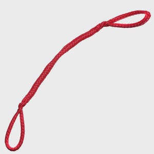 Puede incluir: Una cuerda roja brillante con un lazo en cada extremo. La cuerda está firmemente trenzada y parece duradera. Los lazos se forman anudando la cuerda, creando un punto de fijación seguro. El fondo es de un color neutro sólido.